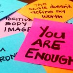 Verschiedene bunte Post-it-Zettel mit aufgeschriebenen Affirmationen